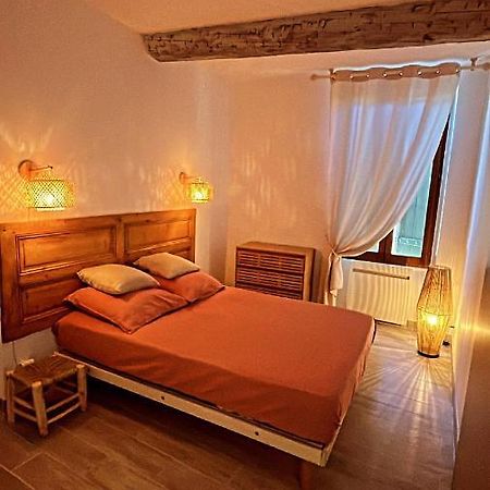 Appartement T2 Centre Village Cucuron Extérieur photo